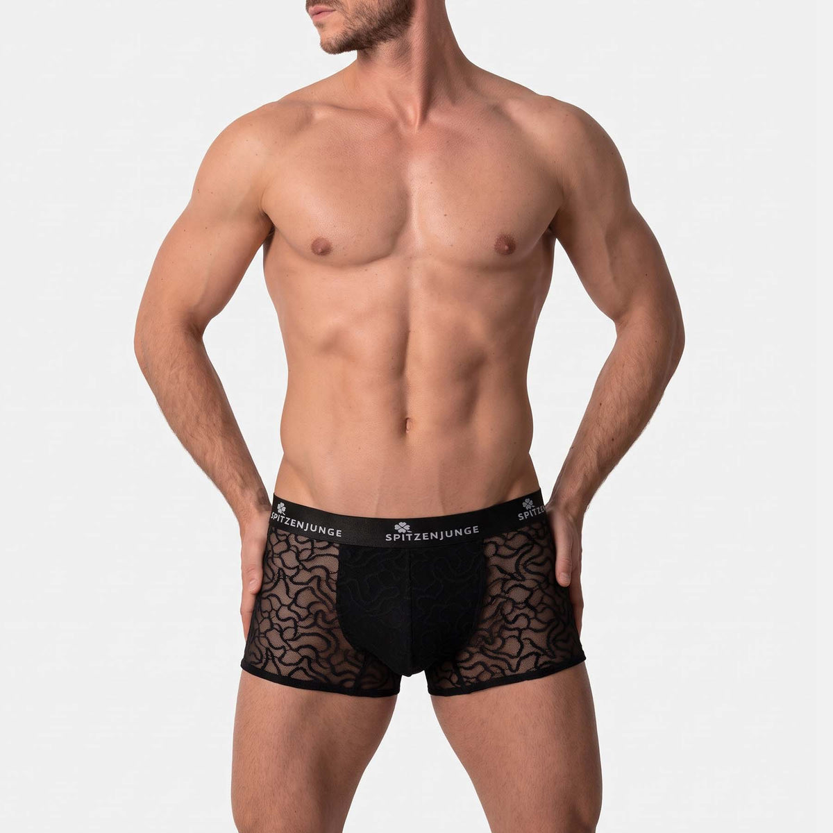 Empire Flow: schwarze Spitzenboxershorts am Modell